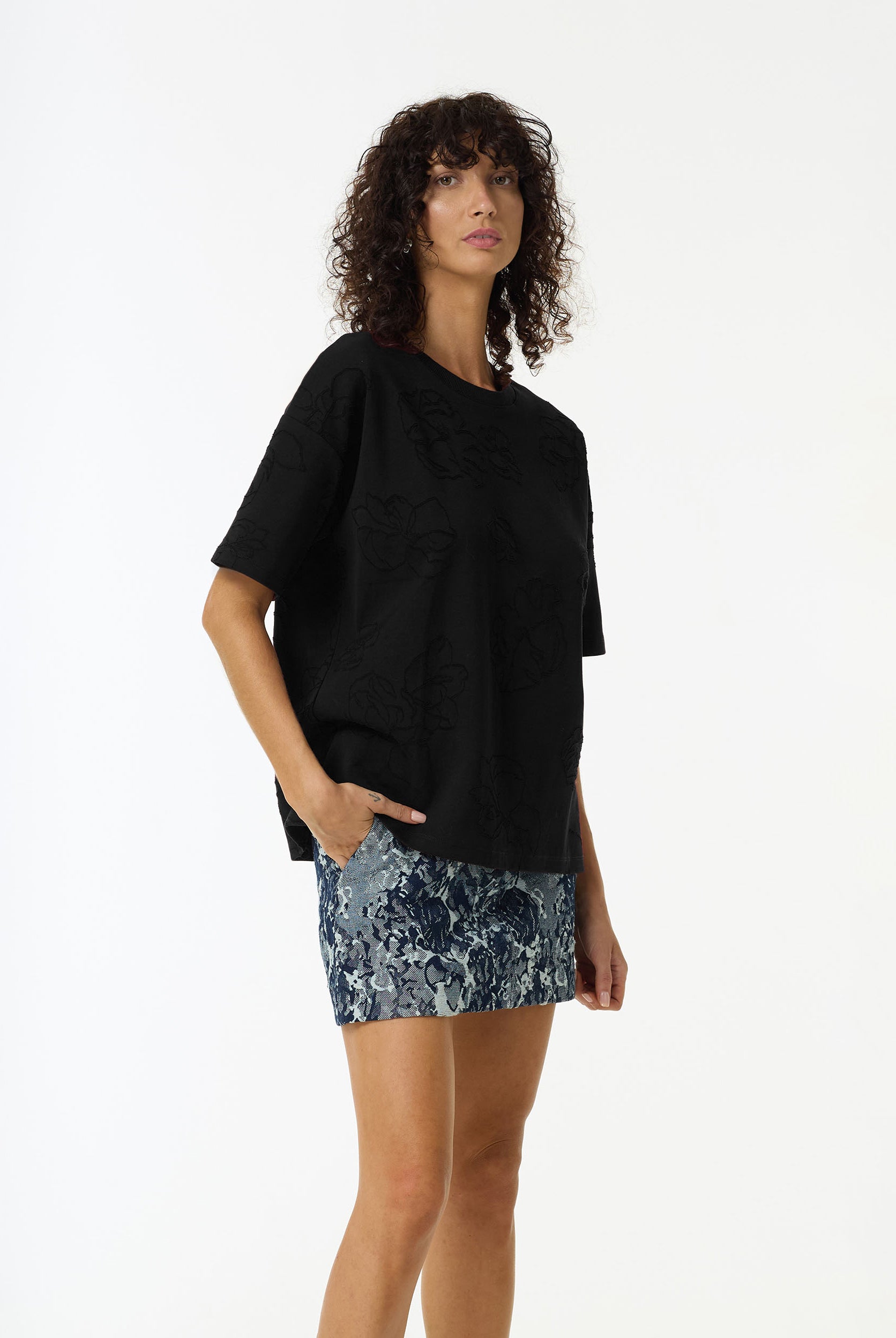 Off Duty Flora Textured Tee | Black