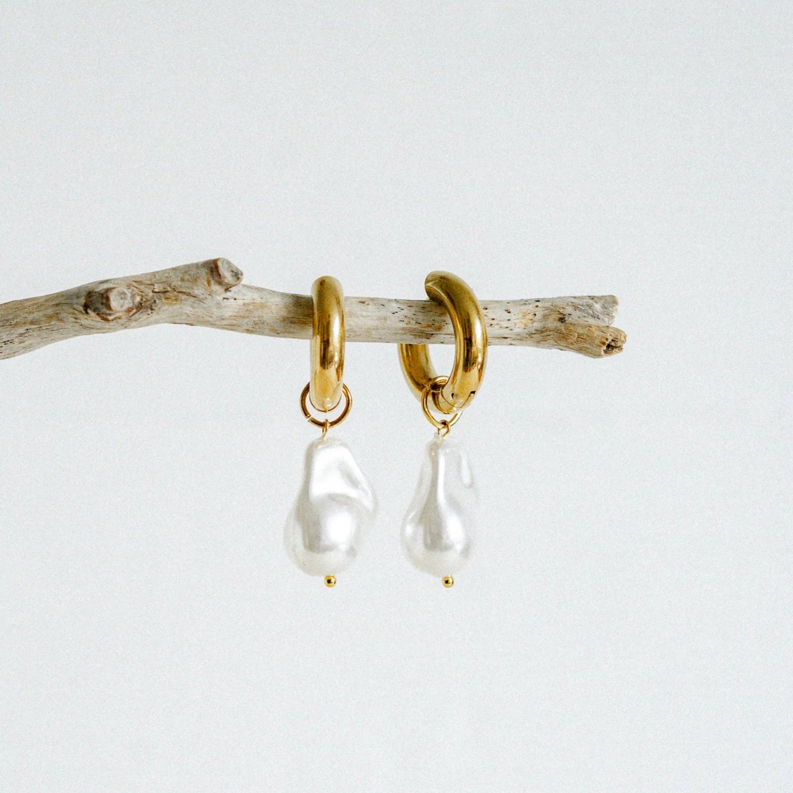 Castel & Co - Pearl Earrings - Gold