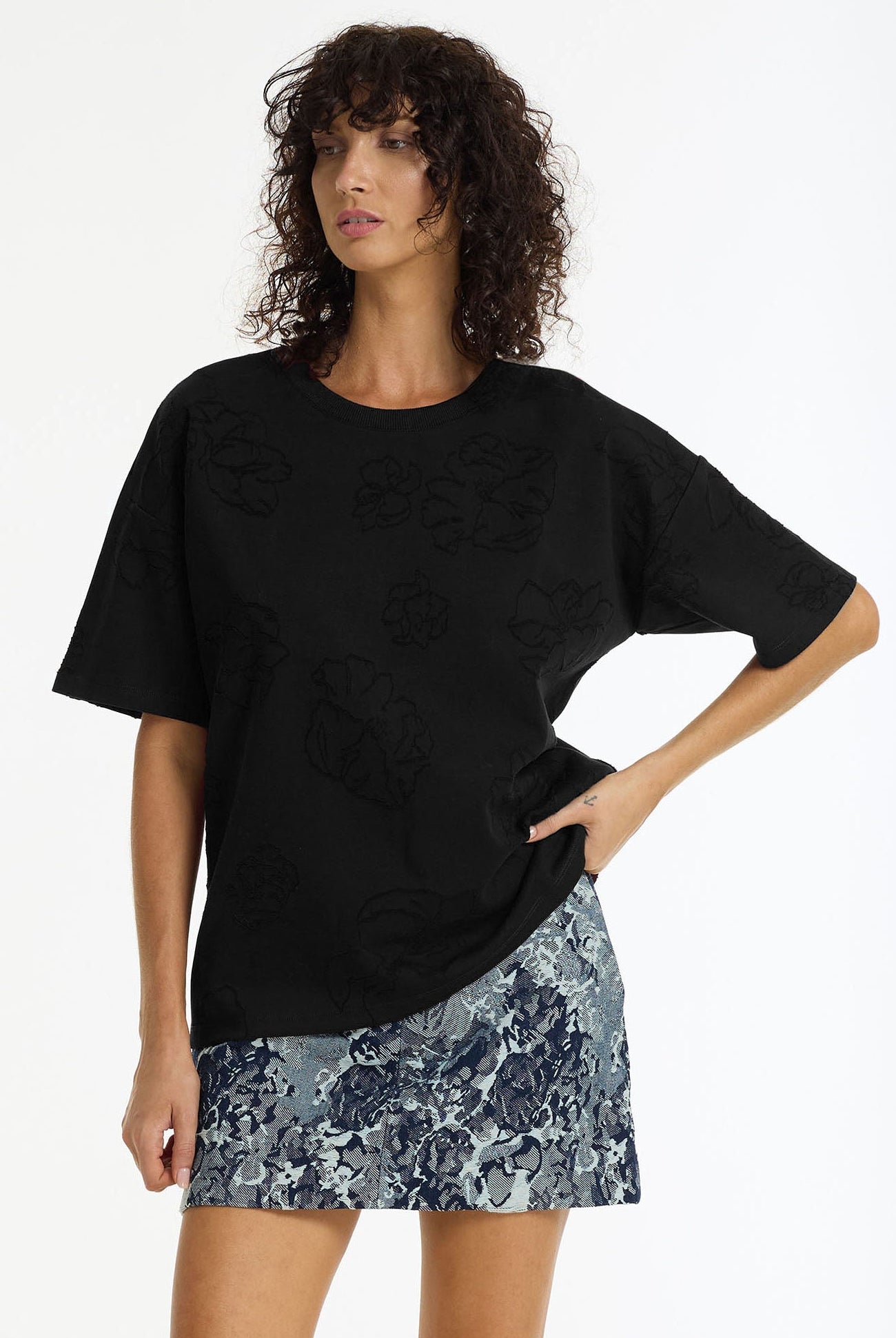Off Duty Flora Textured Tee | Black